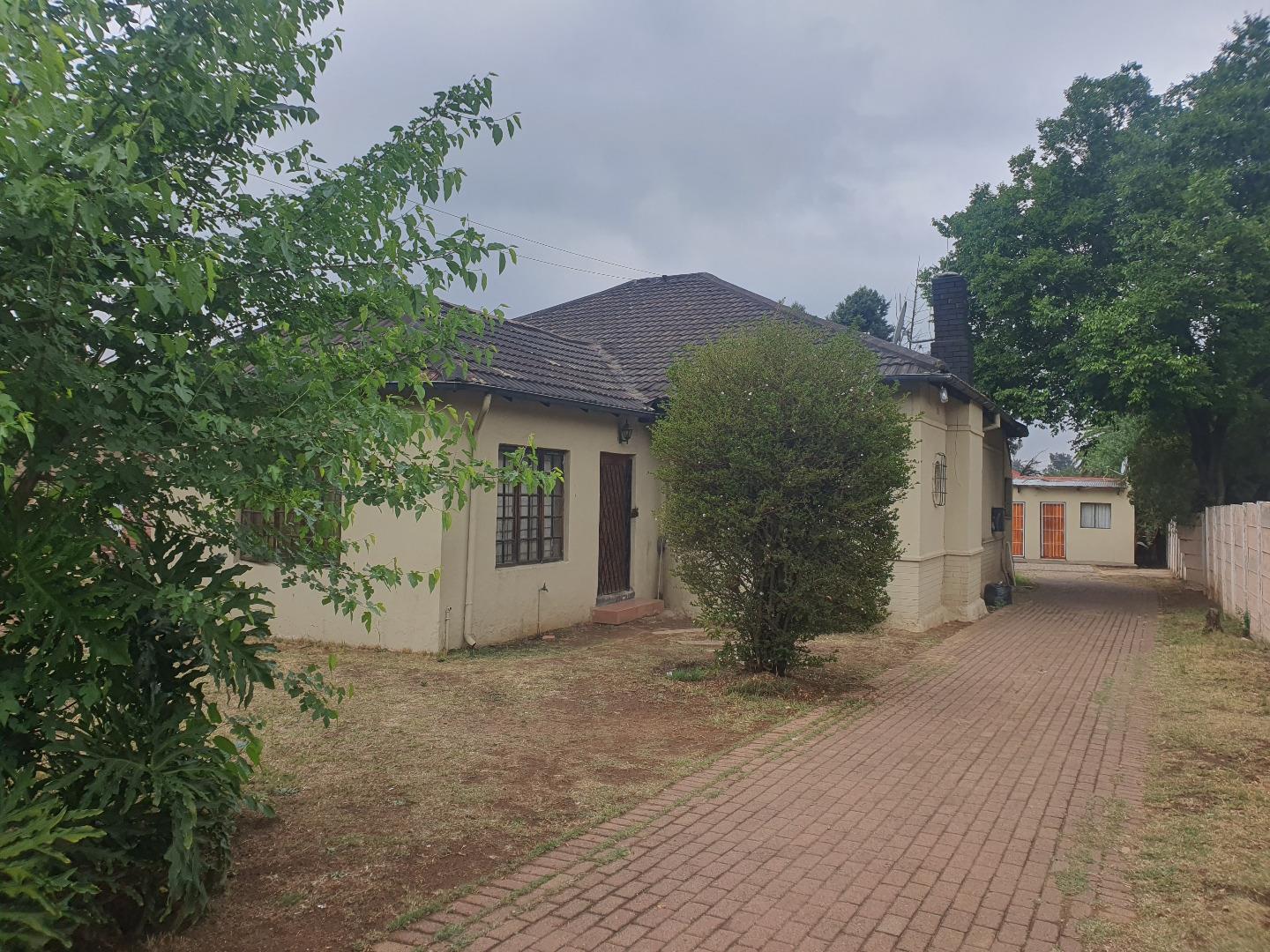 7 Bedroom House + Cottage/Flat for Sale - Gauteng