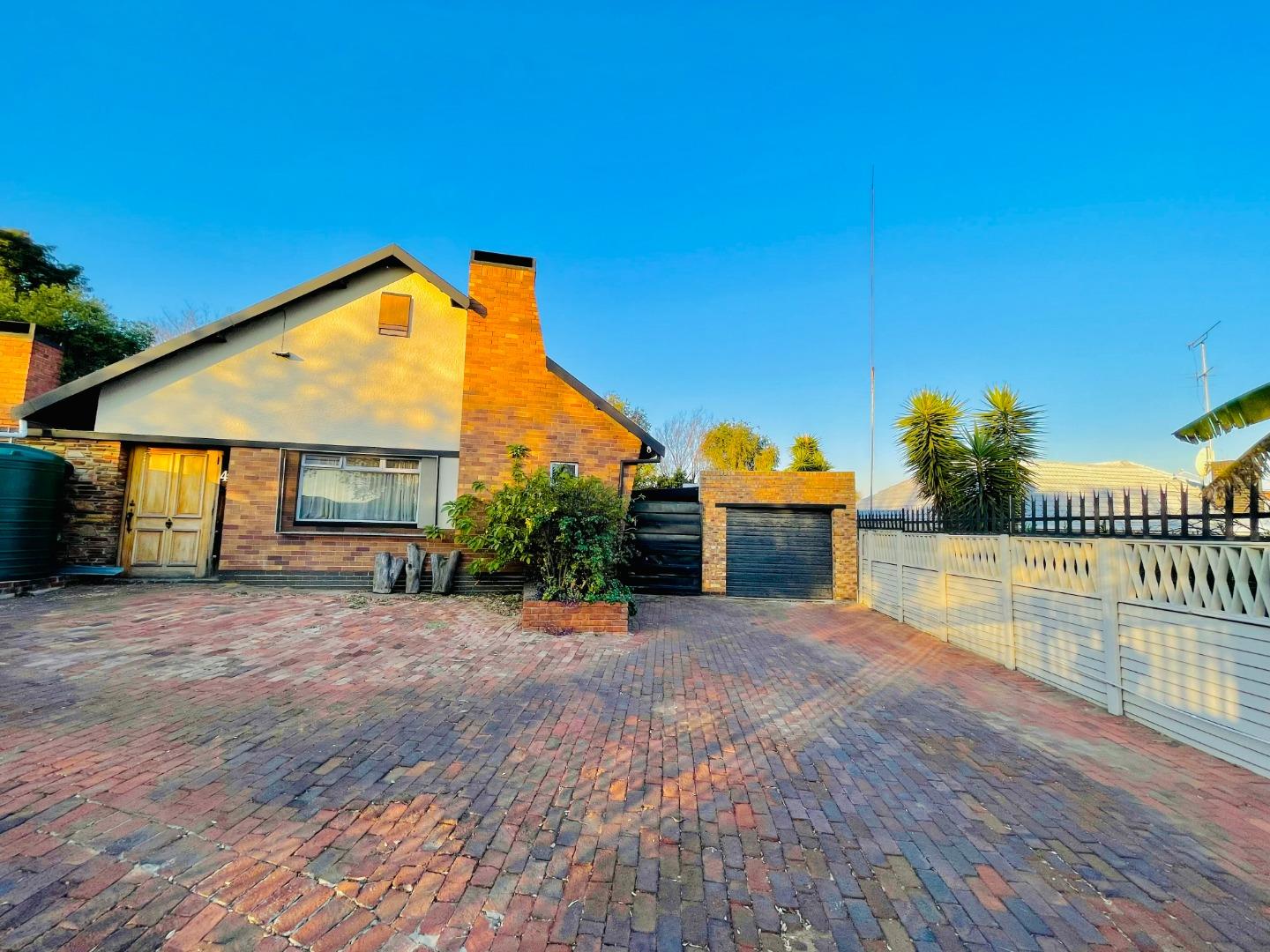 3 Bedroom House + Cottage/Flat for Sale - Gauteng
