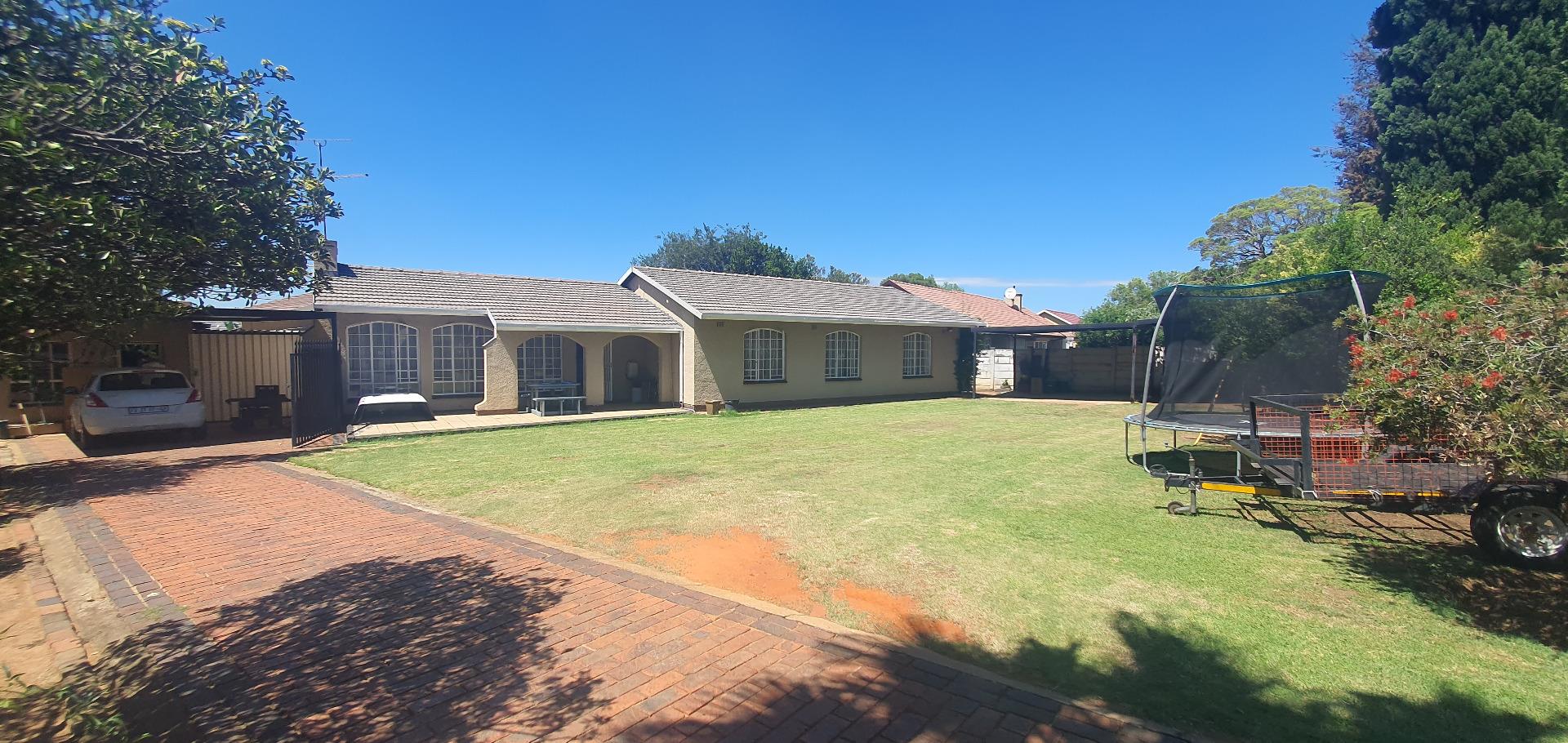 3 Bedroom House + Cottage/Flat for Sale - Gauteng