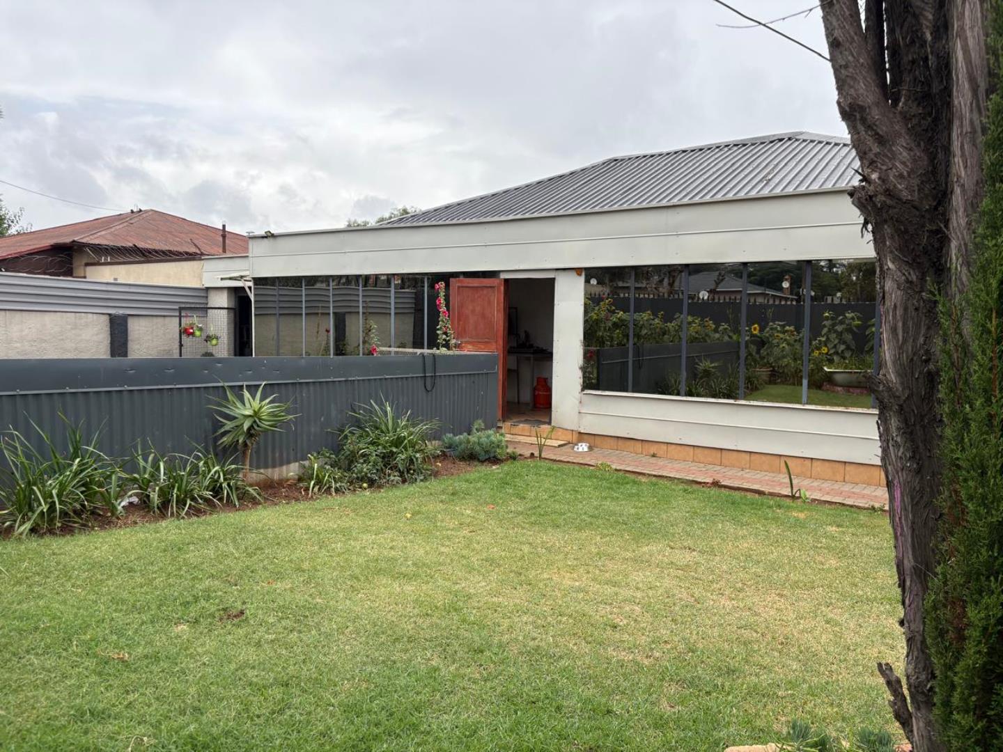 8 Bedroom House + Cottage/Flat for Sale - Gauteng