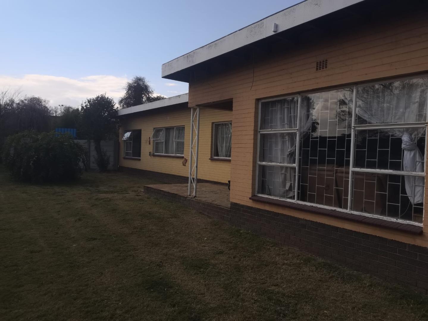 4 Bedroom House + Cottage/Flat for Sale - Gauteng