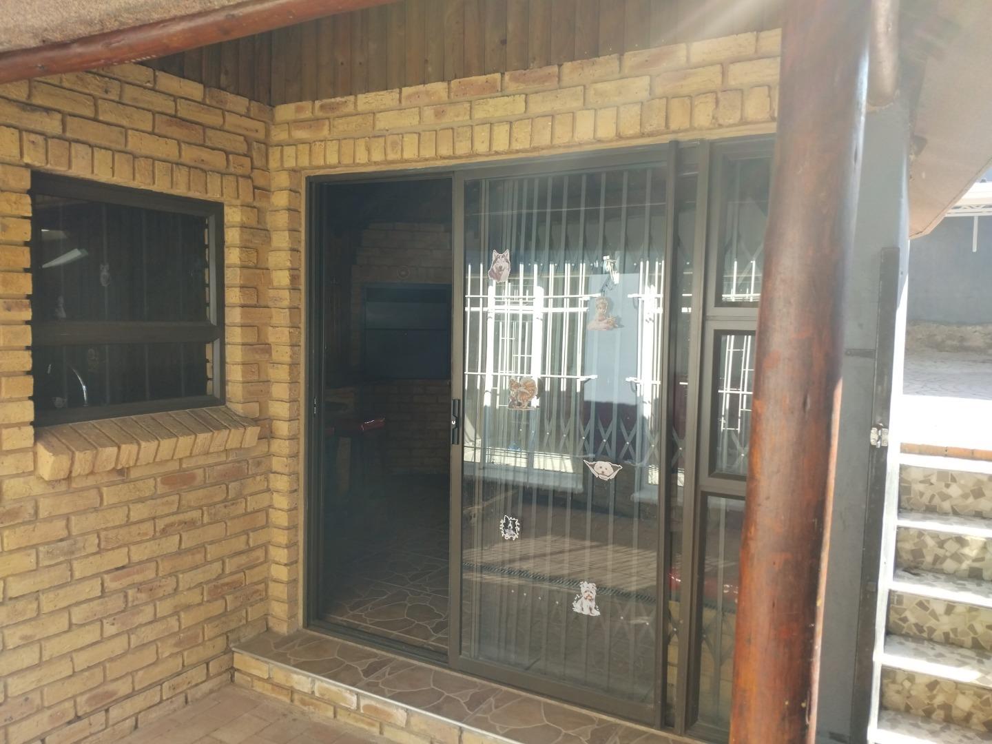 766503_5_Piekfyn_Duplekse__8_Abelia_Road__Primrose_Hill_Germiston_(12).jpg
