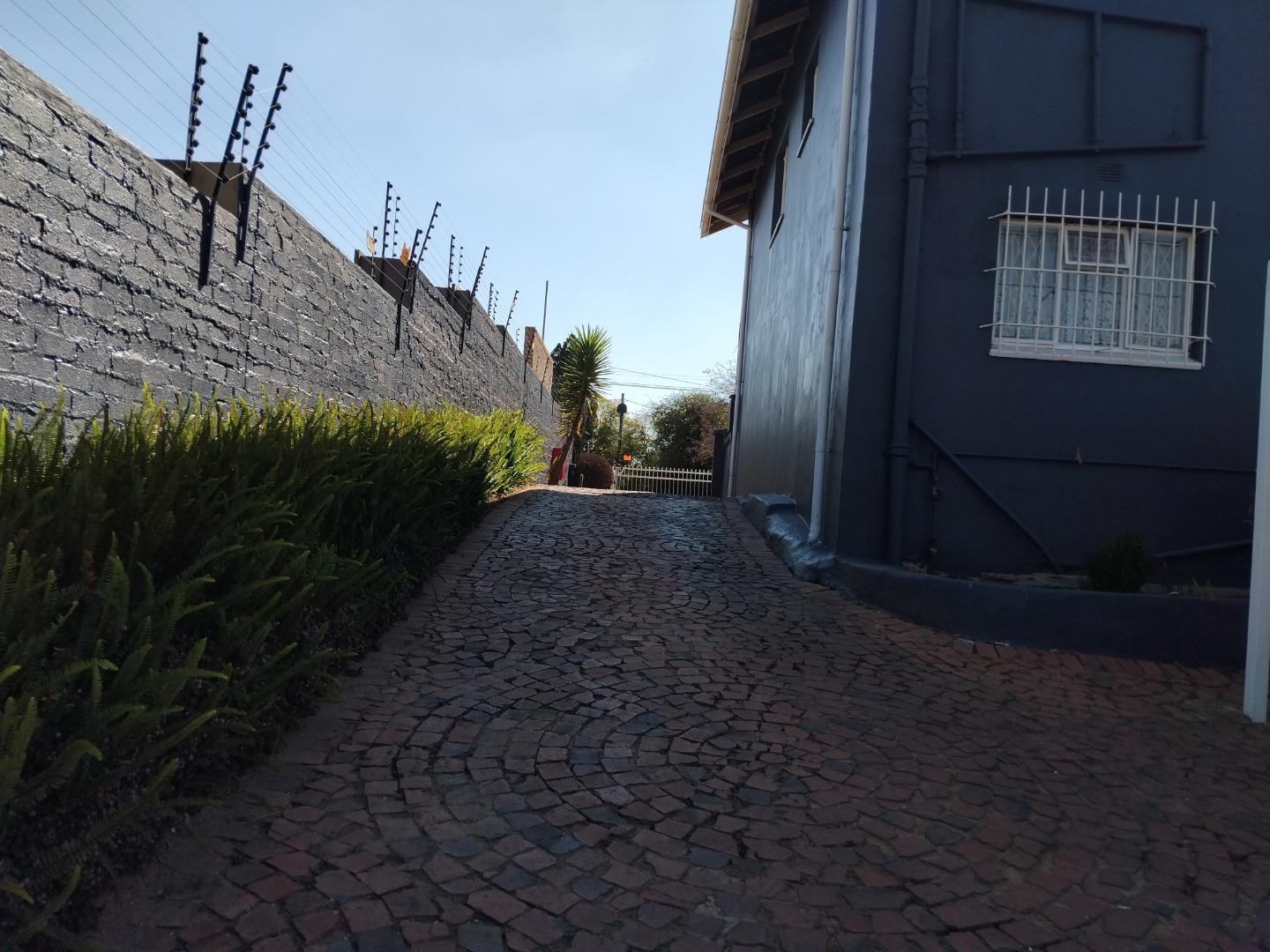 766503_5_Piekfyn_Duplekse__8_Abelia_Road__Primrose_Hill_Germiston_(2).jpg