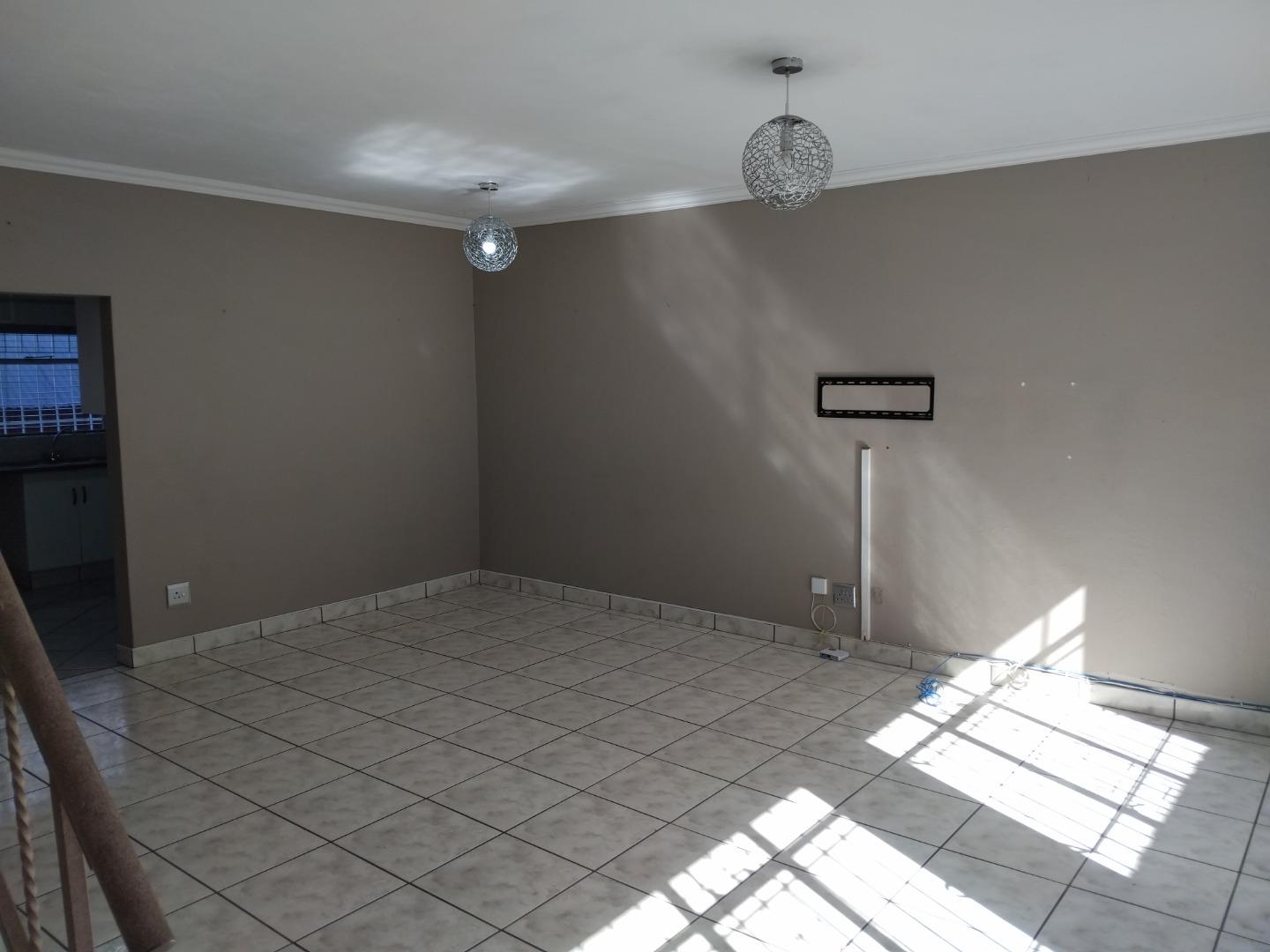 766503_5_Piekfyn_Duplekse__8_Abelia_Road__Primrose_Hill_Germiston_(25).jpg