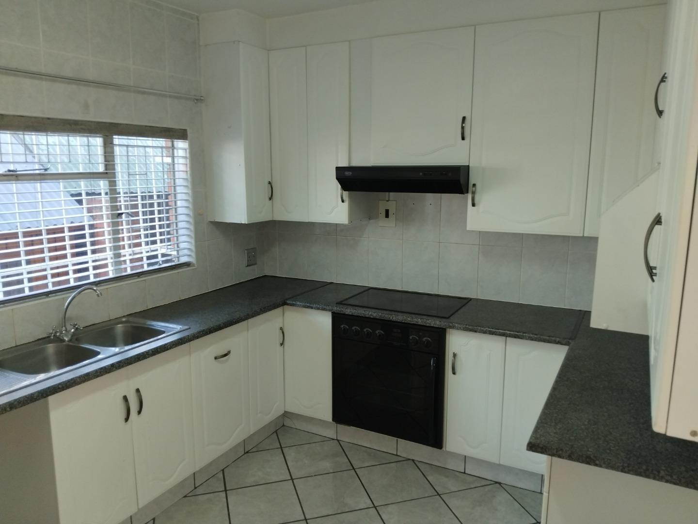 766503_5_Piekfyn_Duplekse__8_Abelia_Road__Primrose_Hill_Germiston_(26).jpg