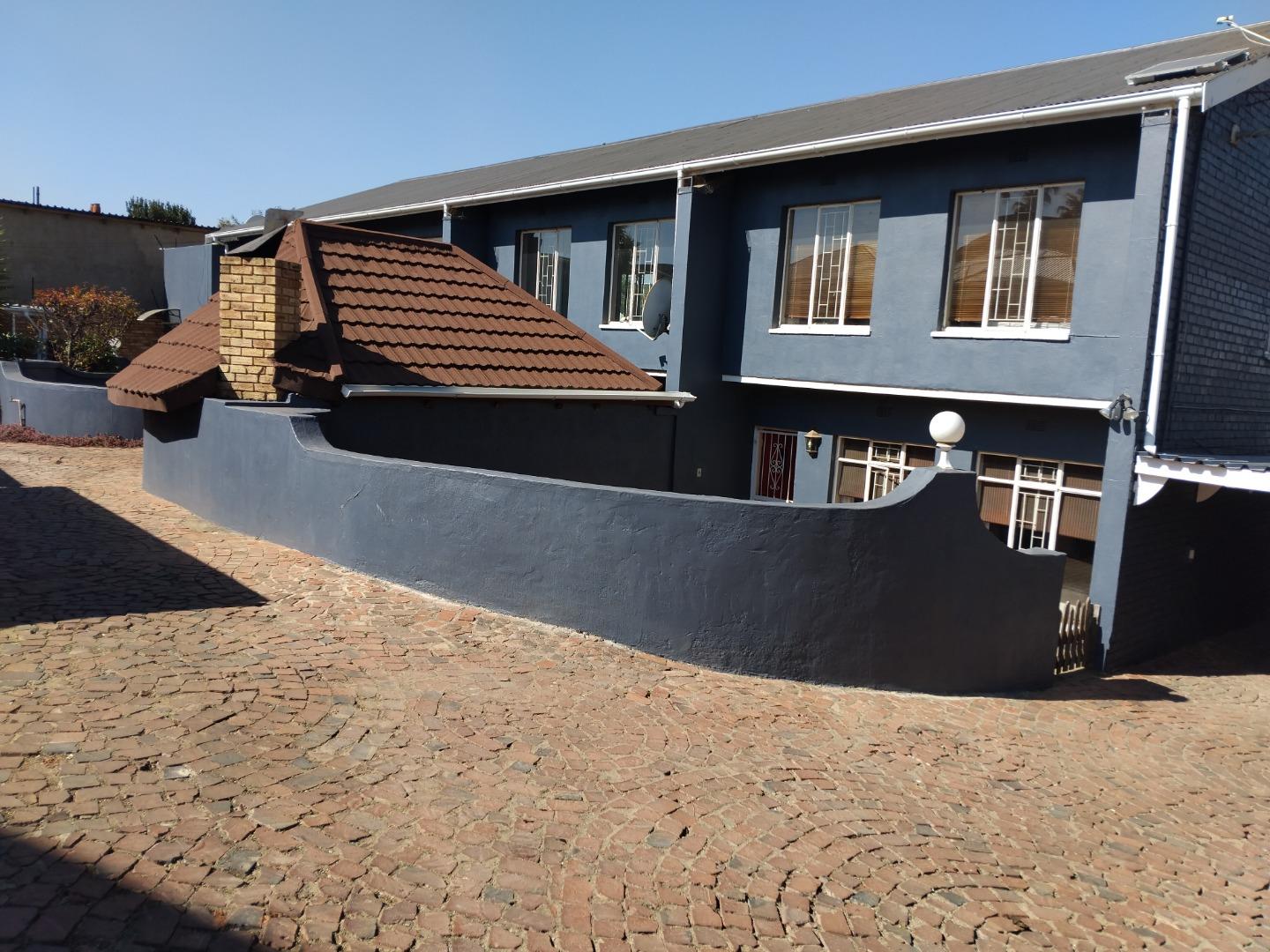 766503_5_Piekfyn_Duplekse__8_Abelia_Road__Primrose_Hill_Germiston_(3).jpg