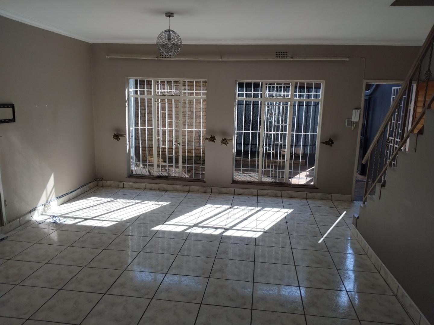 766503_5_Piekfyn_Duplekse__8_Abelia_Road__Primrose_Hill_Germiston_(32).jpg